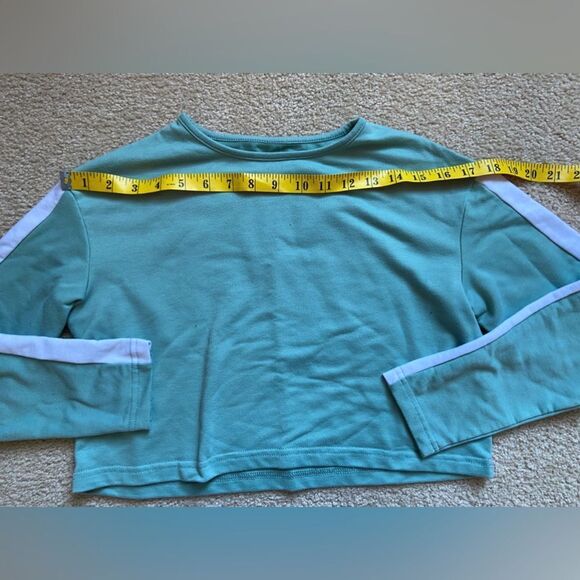 sports set does not have a size but fits S - Picture 3 of 6